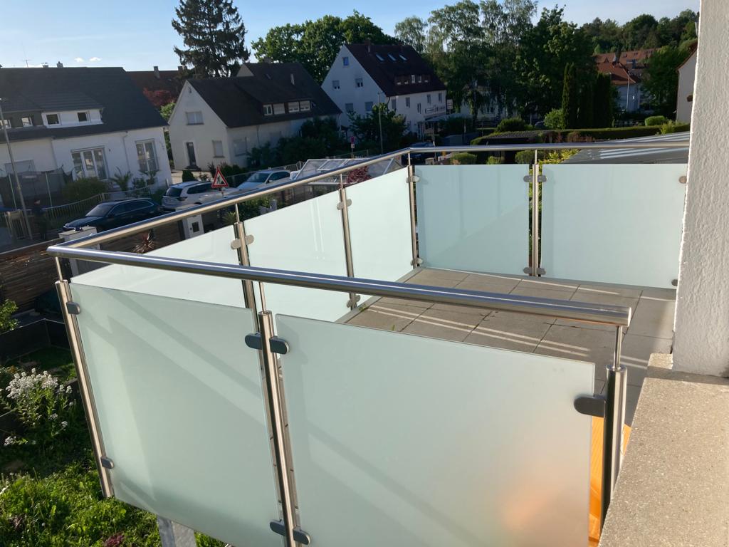 Neu renovierte 3 Zimmerwohnung mit Balkon und Einbauküche in Weilimdorf